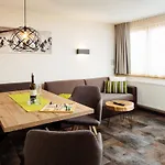 哈克森泰纳公寓 *